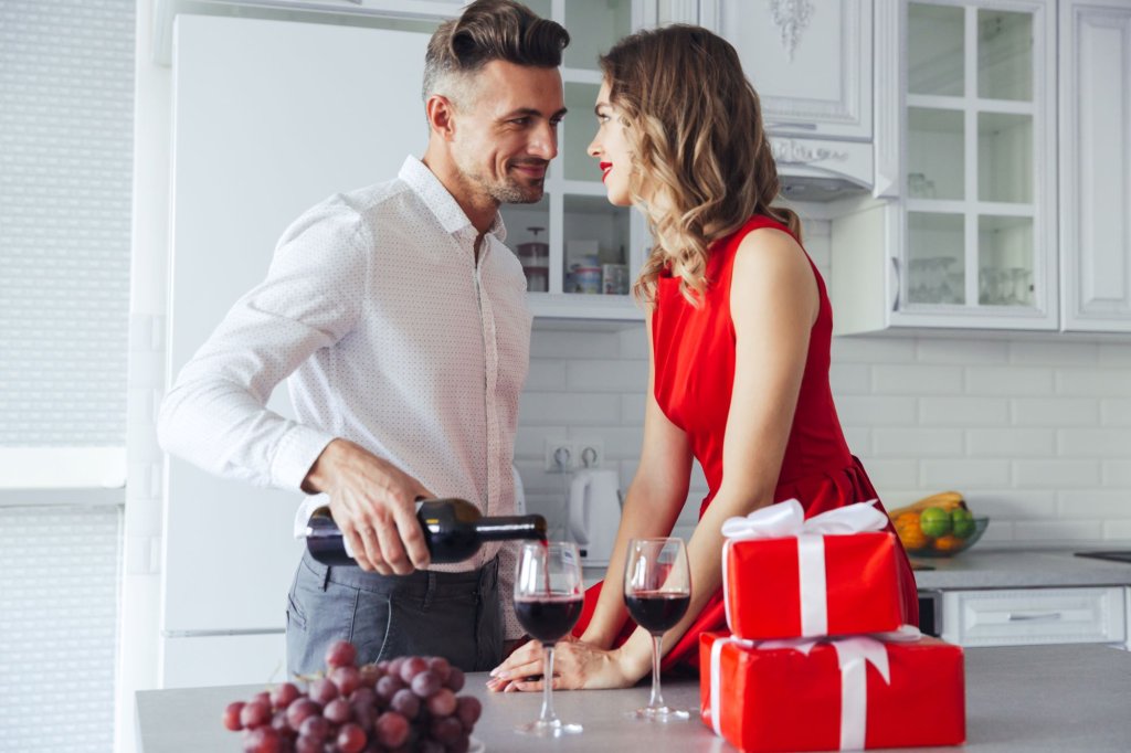 beautiful-lovers-celebrating-valentines-day-drinking-wine2.jpg