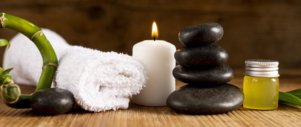 arrangement-with-spa-towel-stones.jpg