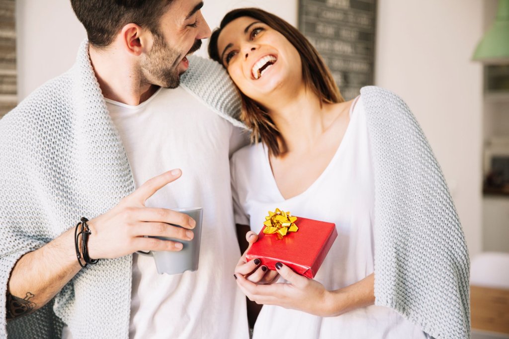 cheerful-couple-with-present-mug.jpg