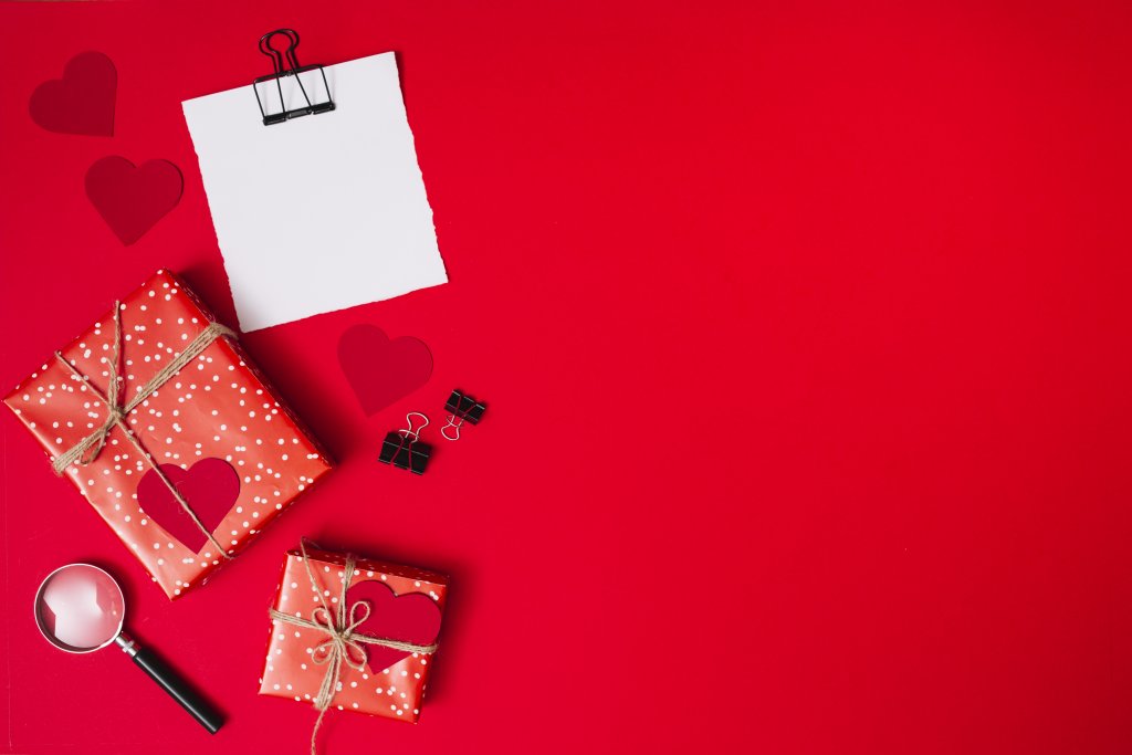 paper-near-present-boxes-with-ornament-hearts-clips-and-magnifier.jpg