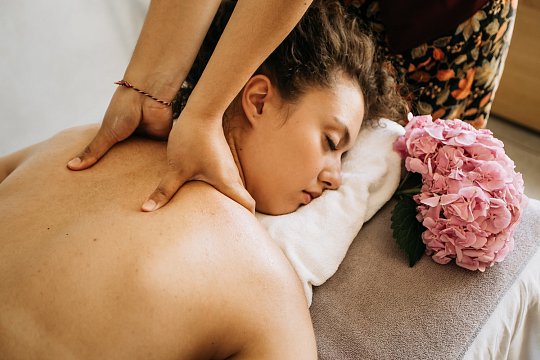 Подарочный сертификат на 8 марта на расслабляющий массаж воротниковой зоны