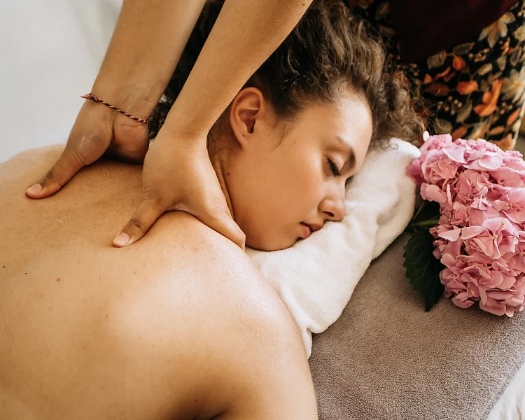 Подарочный сертификат на 8 марта на расслабляющий массаж воротниковой зоны