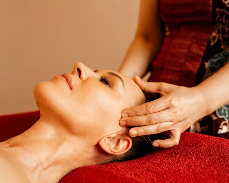 Подарочный сертификат подруге на Новый год на массаж лица