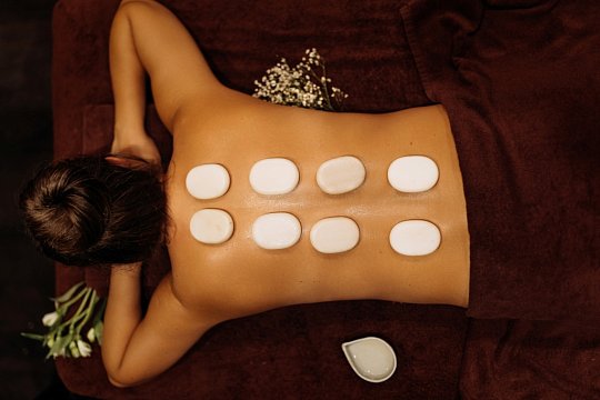 Корпоративный подарок на Новый год - массаж на стоун-программу с горячими камнями