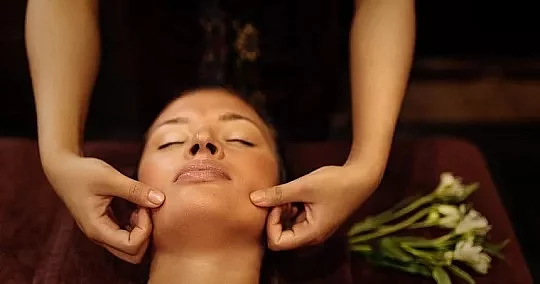 Сертификат на 8 марта для женщин на моделирующий массаж лица